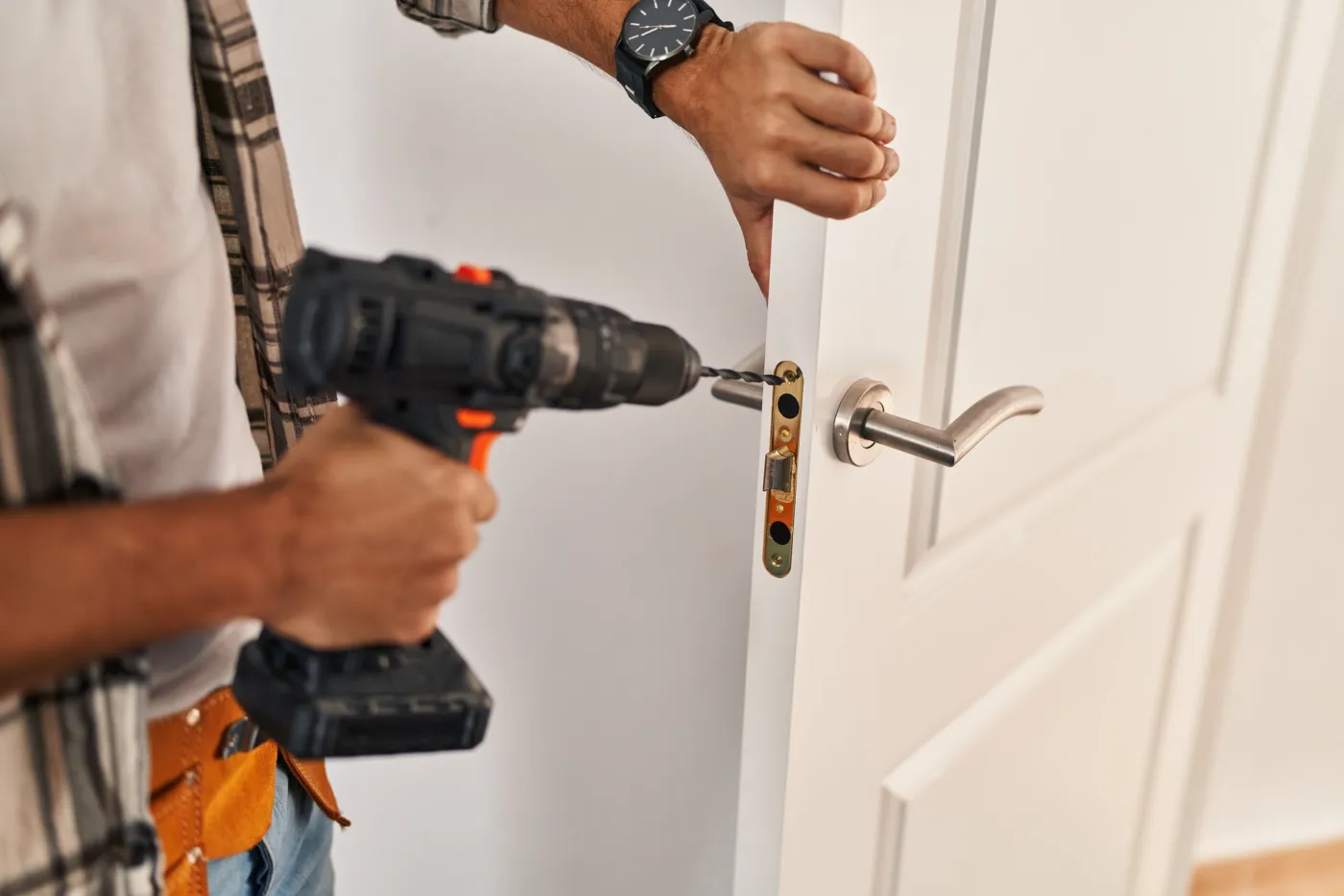 Fixation d'une têtière de serrure encastrée sur un chant de porte